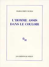 L'homme assis dans le couloir