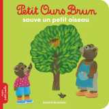 Petit ours brun sauve un petit oiseau